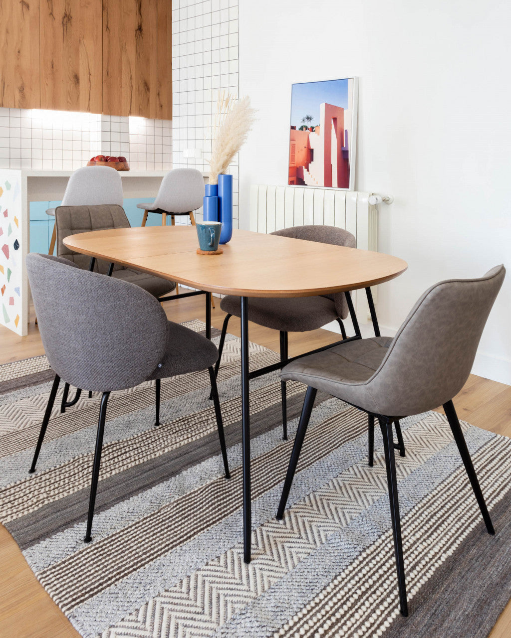 Scaun dining gri inchis din textil Minna Kave Home