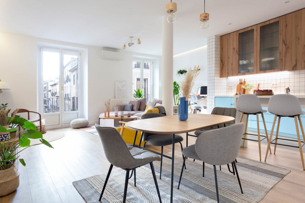 Scaun dining gri inchis din textil Minna Kave Home