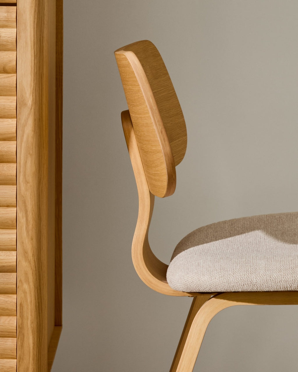 Scaun dining maro/bej din lemn Gena Oak Kave Home