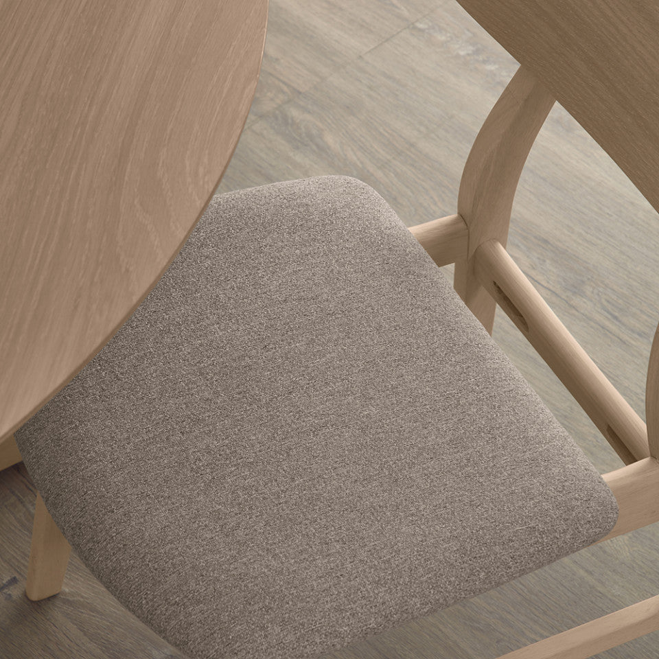 Scaun dining maro deschis din textil Selia Kave Home