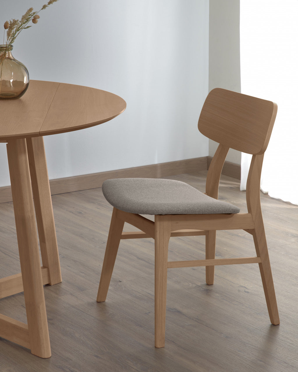 Scaun dining maro deschis din textil Selia Kave Home
