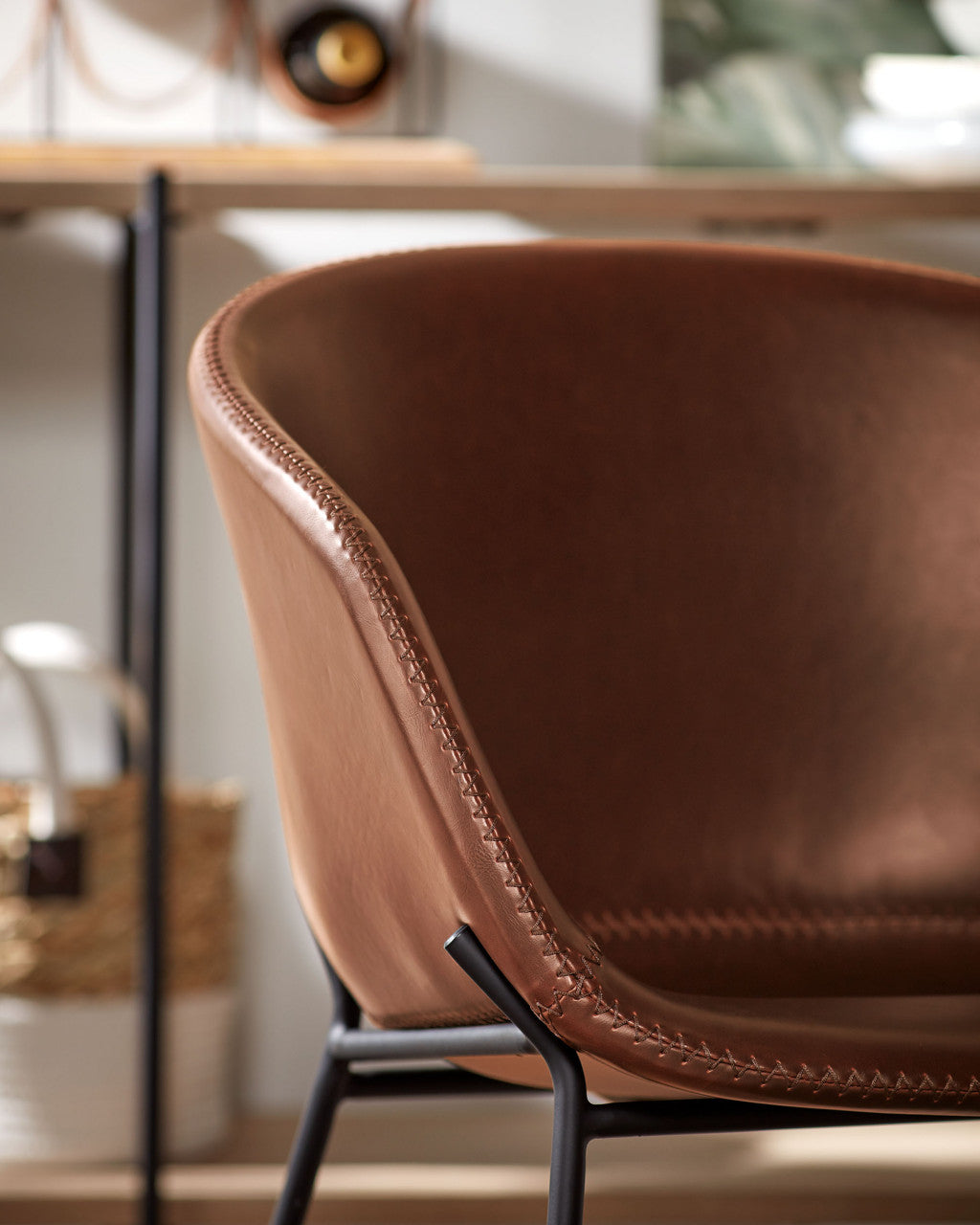 Scaun dining maro/negru din piele ecologica Yvette Kave Home