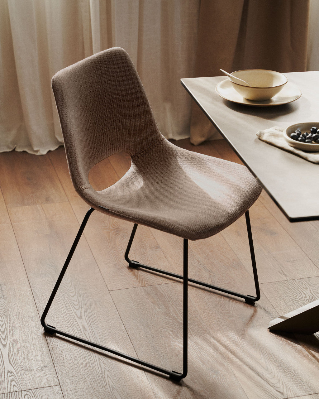 Scaun dining maro/negru din textil Zahara Kave Home