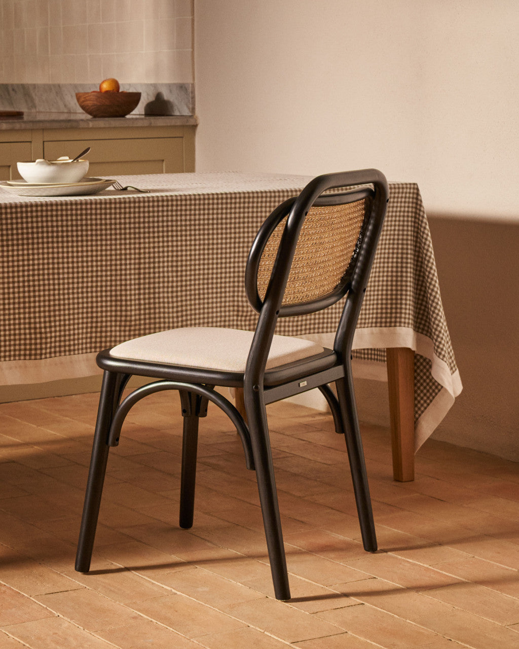 Scaun dining negru din lemn Doriane Kave Home