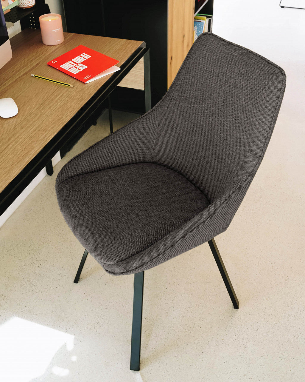 Scaun dining rotativ gri/negru din textil Haston Dark Kave Home