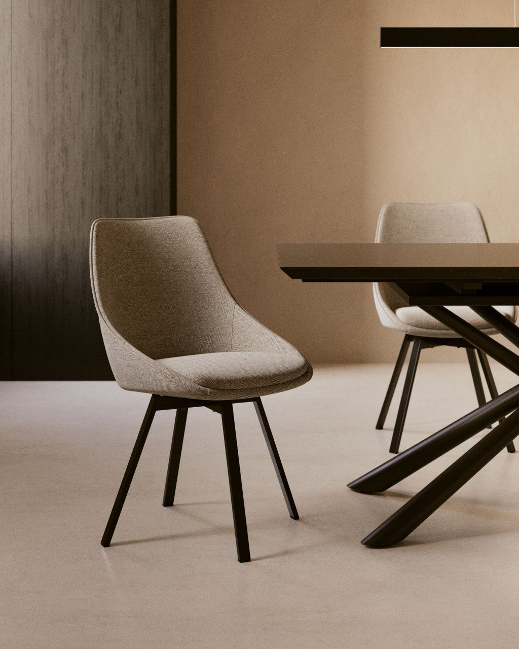 Scaun dining rotativ gri/negru din textil Haston Light Kave Home