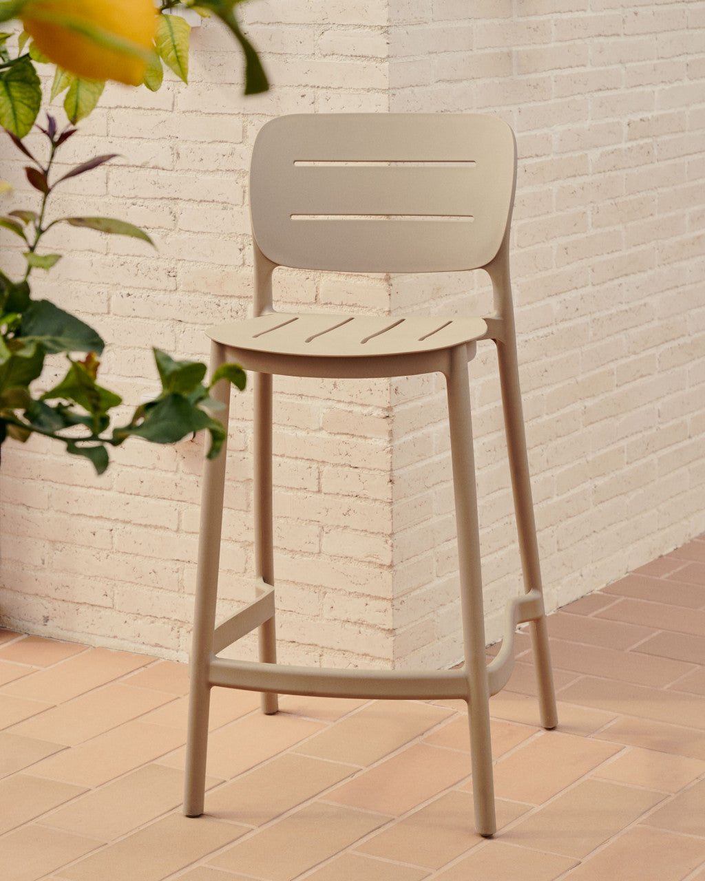 Scaun exterior bar crem din plastic Morella Kave Home
