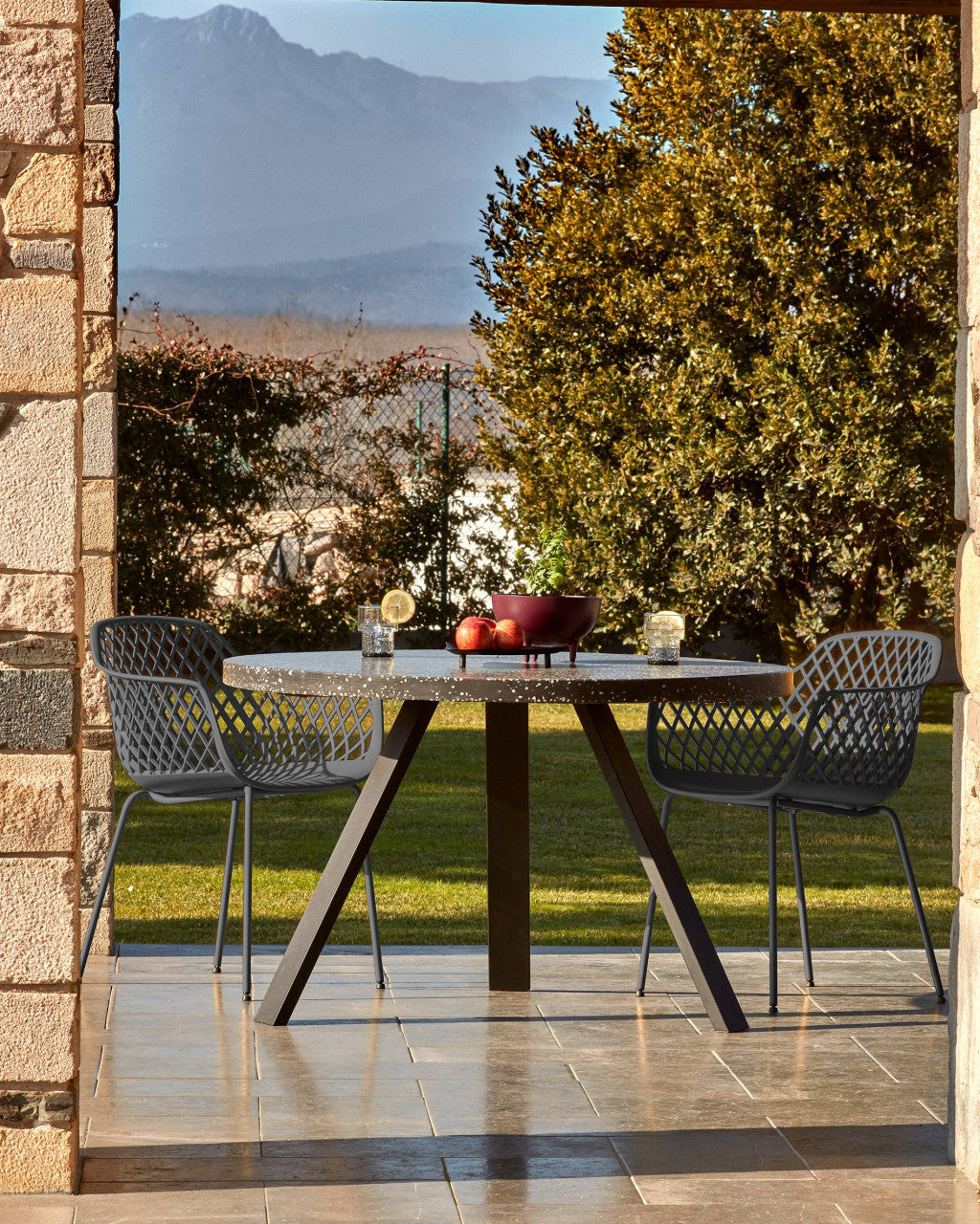 Scaun exterior dining gri inchis din metal Quinn Kave Home