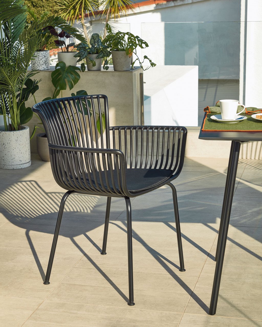 Scaun exterior dining negru din metal Surpika Kave Home
