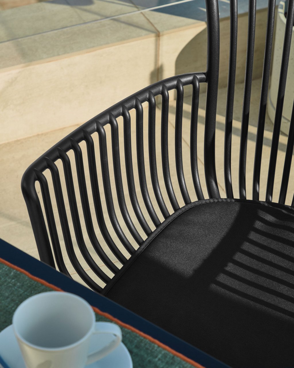Scaun exterior dining negru din metal Surpika Kave Home