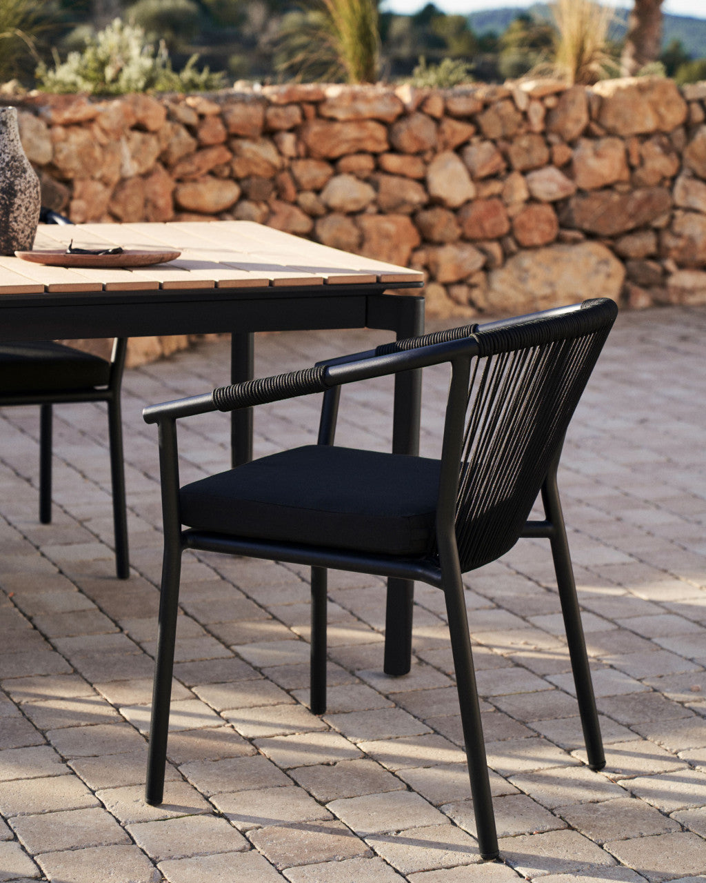 Scaun exterior dining negru din textil Xelida Kave Home