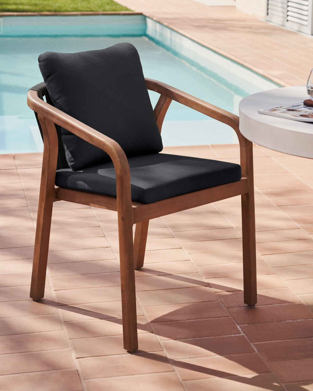 Scaun exterior dining negru/maro din lemn Malaret Kave Home