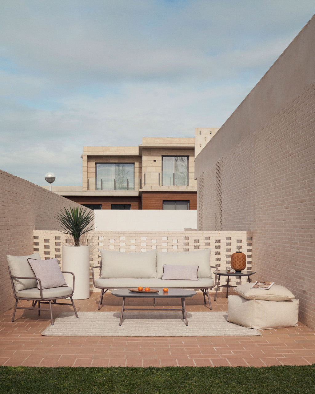 Scaun exterior maro din textil Bramant Kave Home