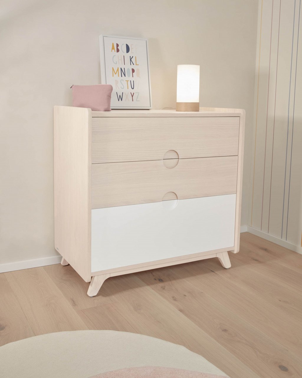 Veioza alba din lemn si bumbac 26 cm Slat Kave Home