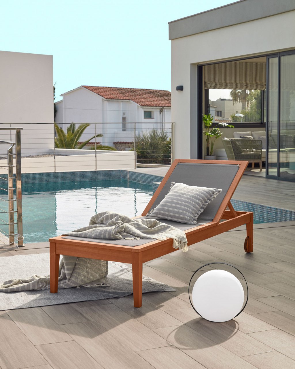 Veioza alba din metal 33 cm Dinesh Kave Home