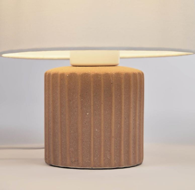 Veioza alba/maro din ceramica 28 cm Eshe Kave Home