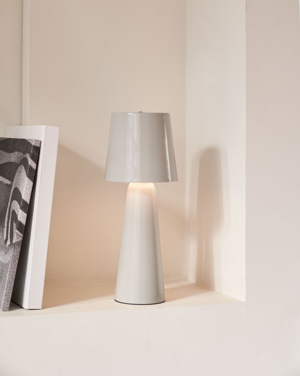 Veioza gri din metal 40 cm Arenys Kave Home