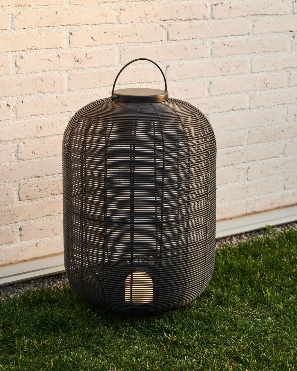 Veioza portabila neagra din metal 55 cm Saranella Kave Home