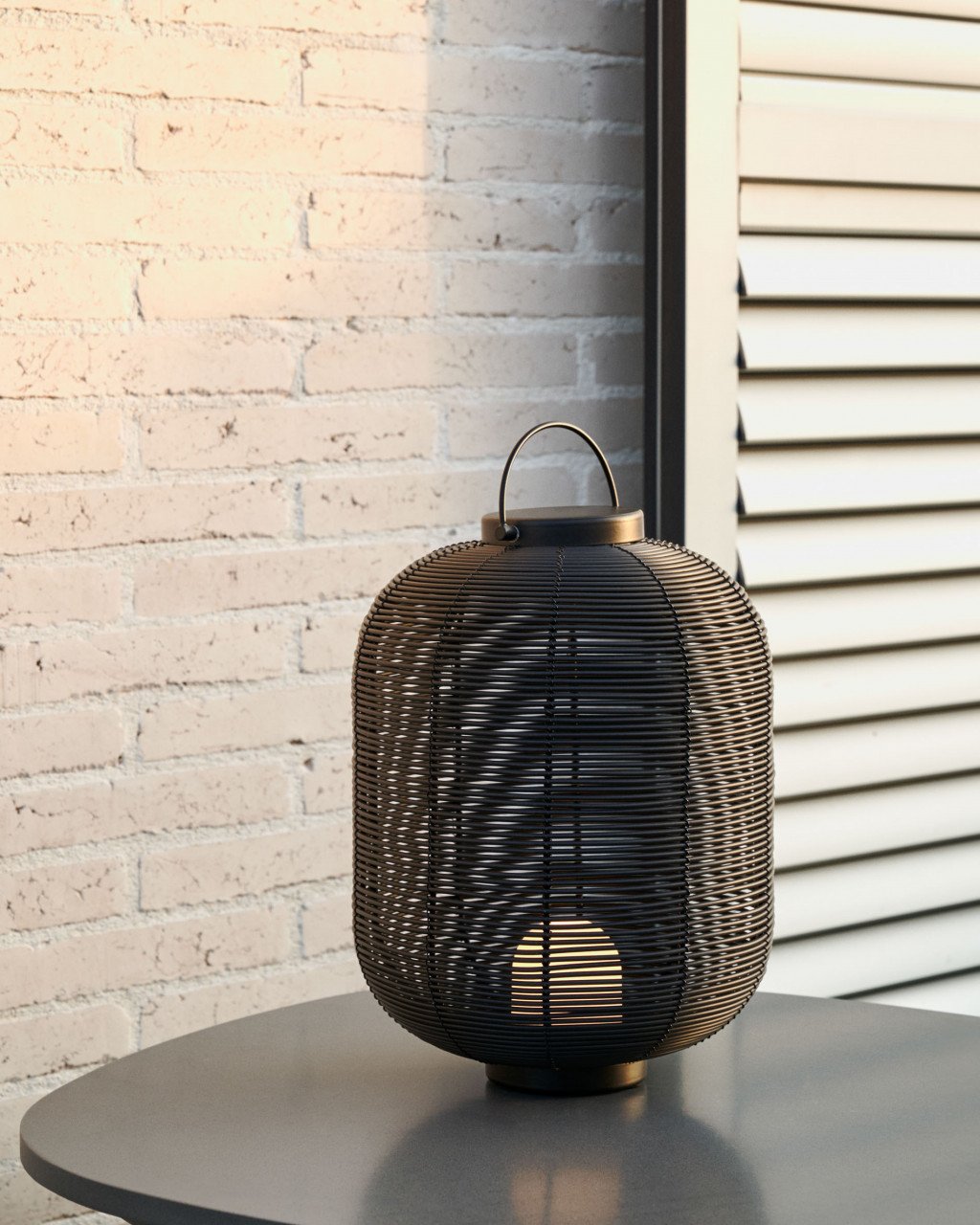 Veioza portabila neagra din metal cu USB 37 cm Saranella Kave Home