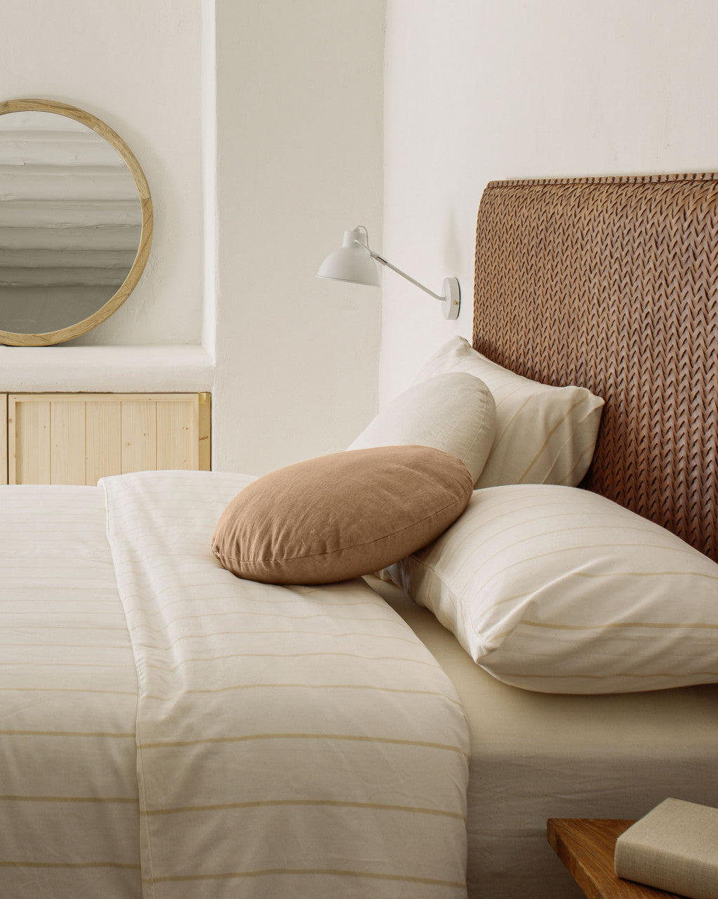 Aplica alba din metal Offelis Kave Home