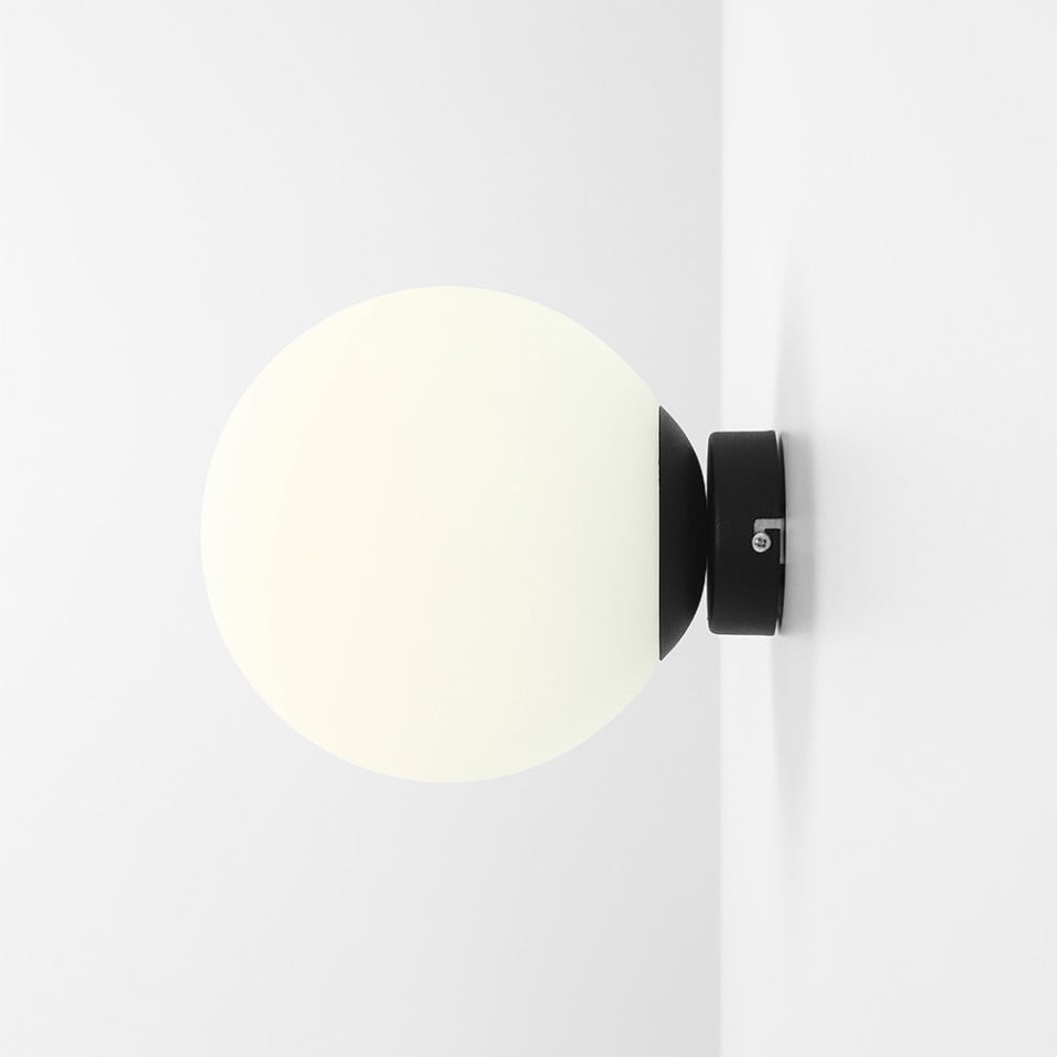 Aplica alba/neagra din sticla Ball M Aldex