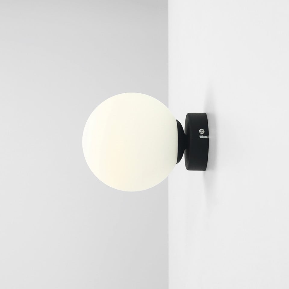 Aplica neagra/alba din sticla Ball S Aldex