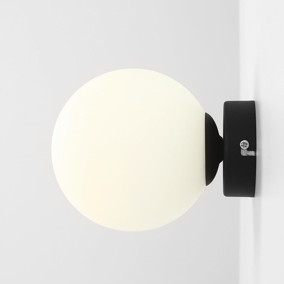Aplica neagra/alba din sticla Ball S Aldex