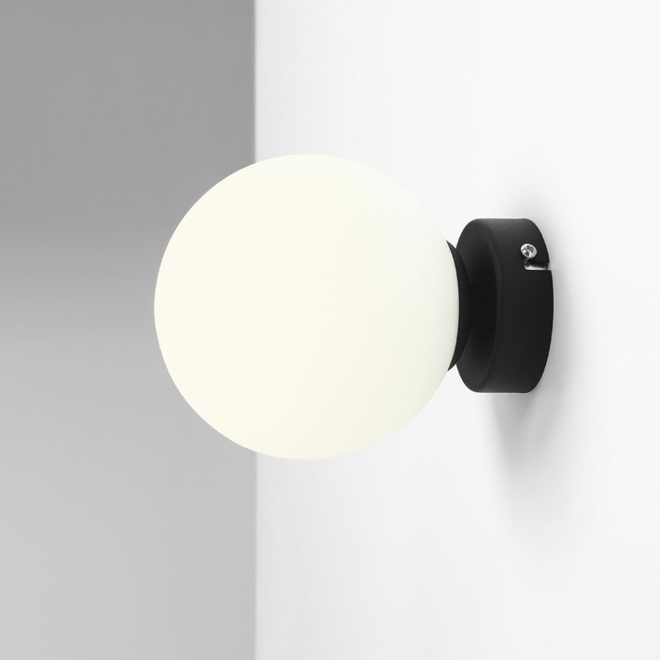 Aplica neagra/alba din sticla Ball S Aldex