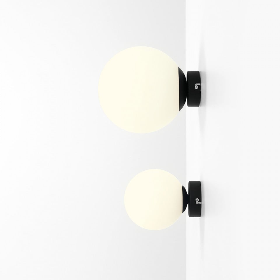 Aplica neagra/alba din sticla Ball S Aldex