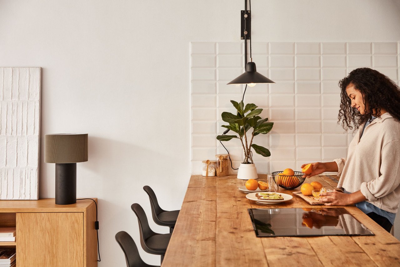 Aplica neagra din metal Eleazar Kave Home