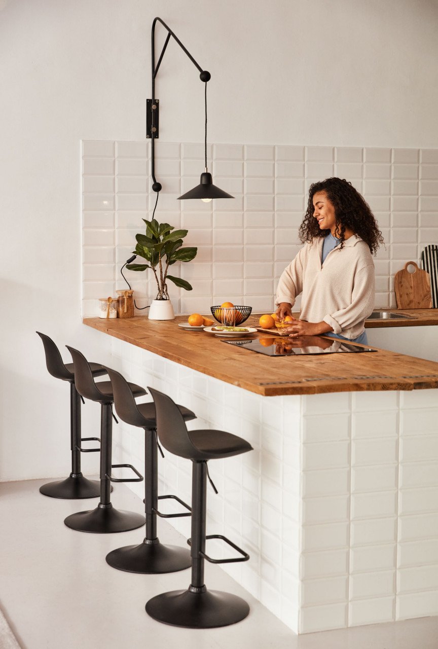 Aplica neagra din metal Eleazar Kave Home