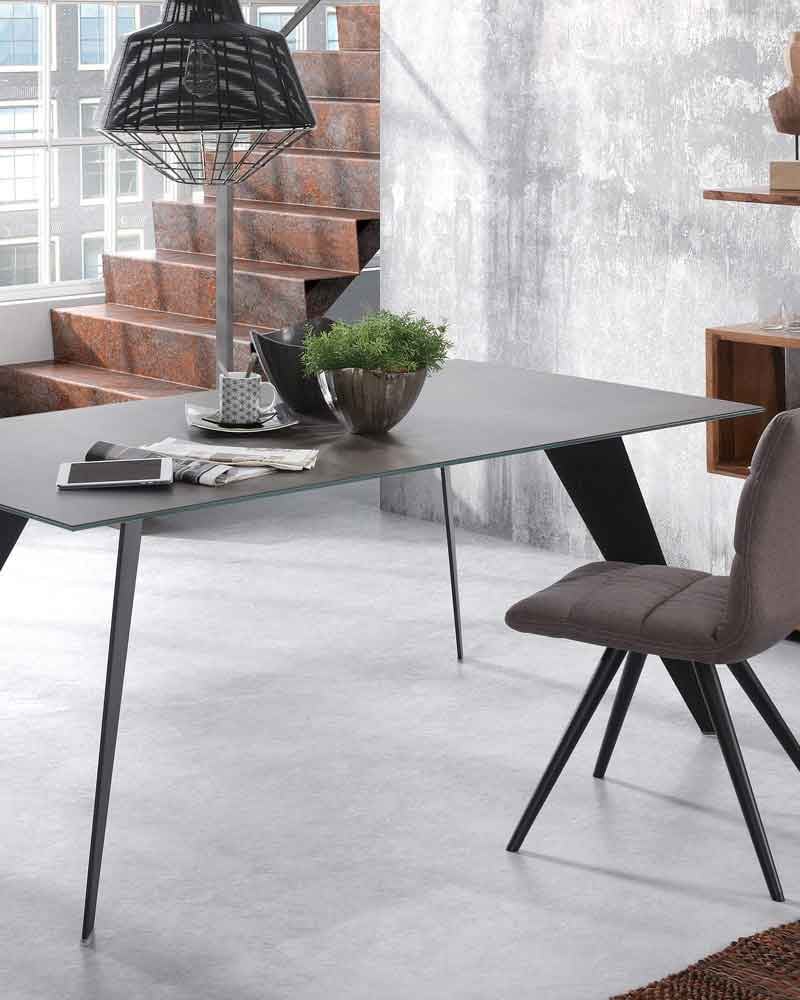 Aplica neagra din metal Offelis Kave Home