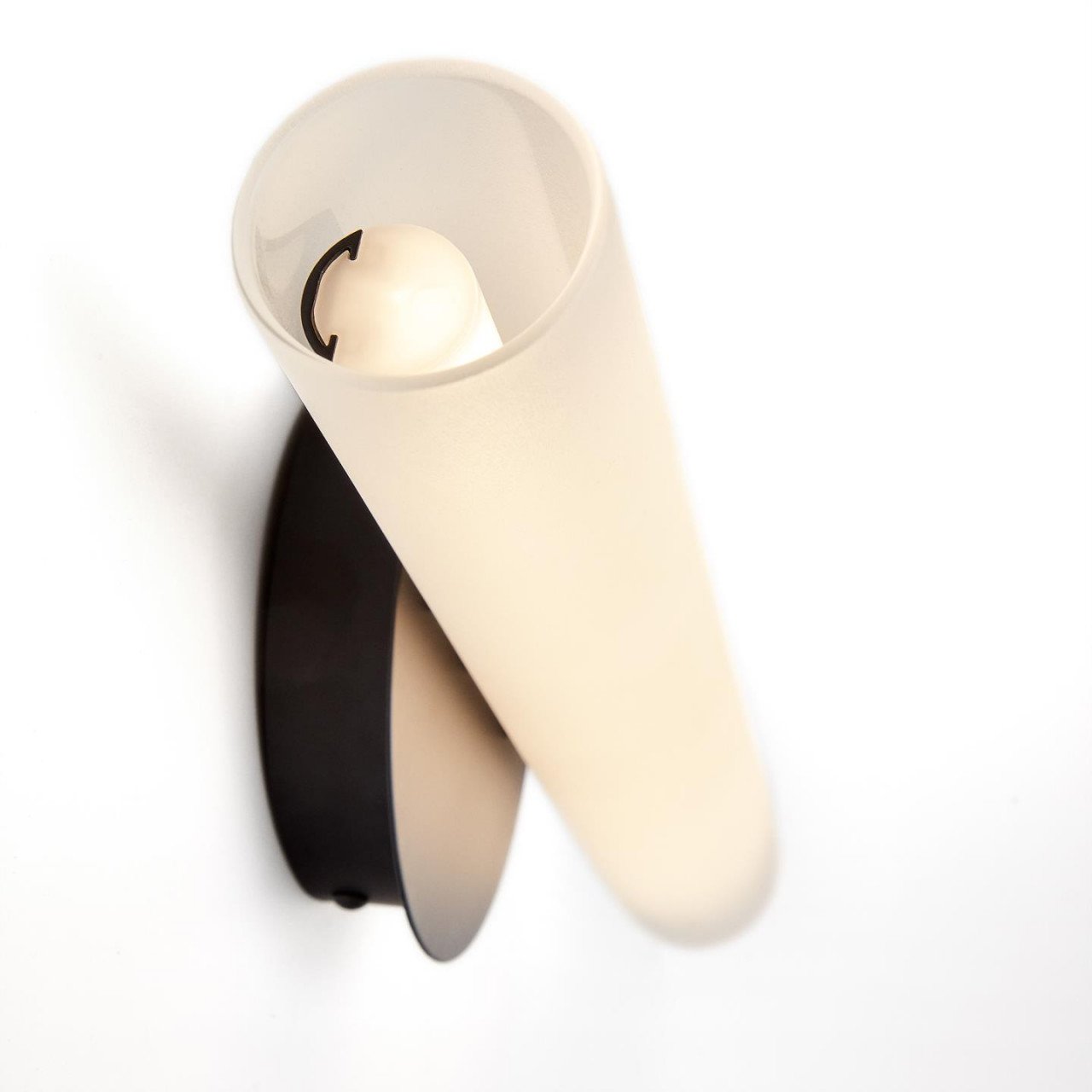 Aplica neagra din metal Vauxall Kave Home