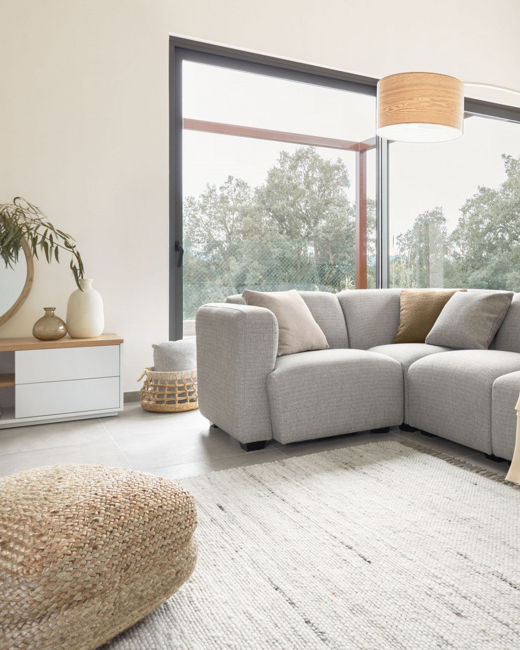 Comoda TV maro/alba din lemn 150 cm Abilen Kave Home