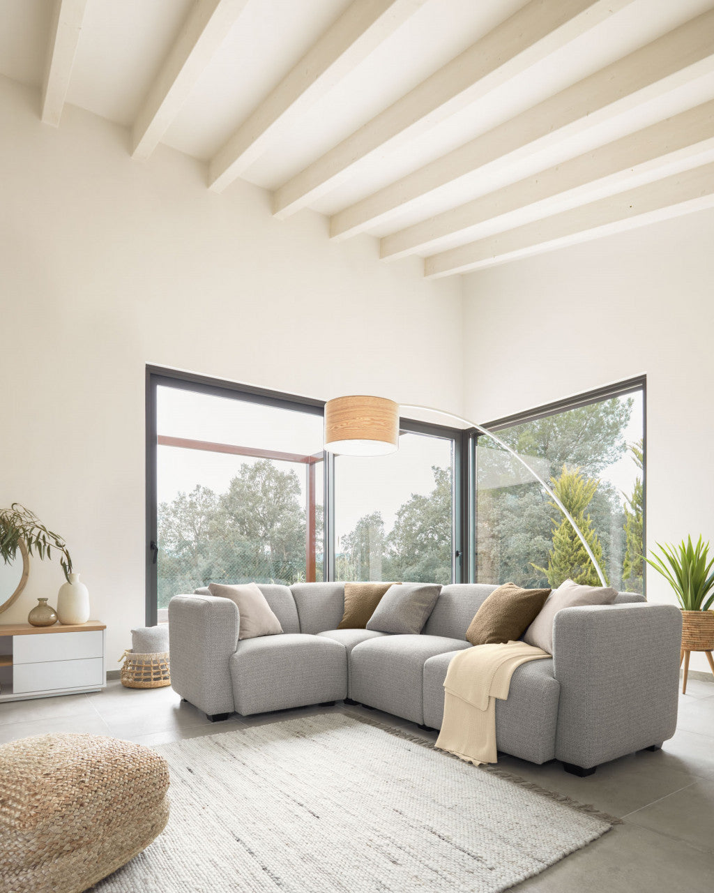 Comoda TV maro/alba din lemn 150 cm Abilen Kave Home