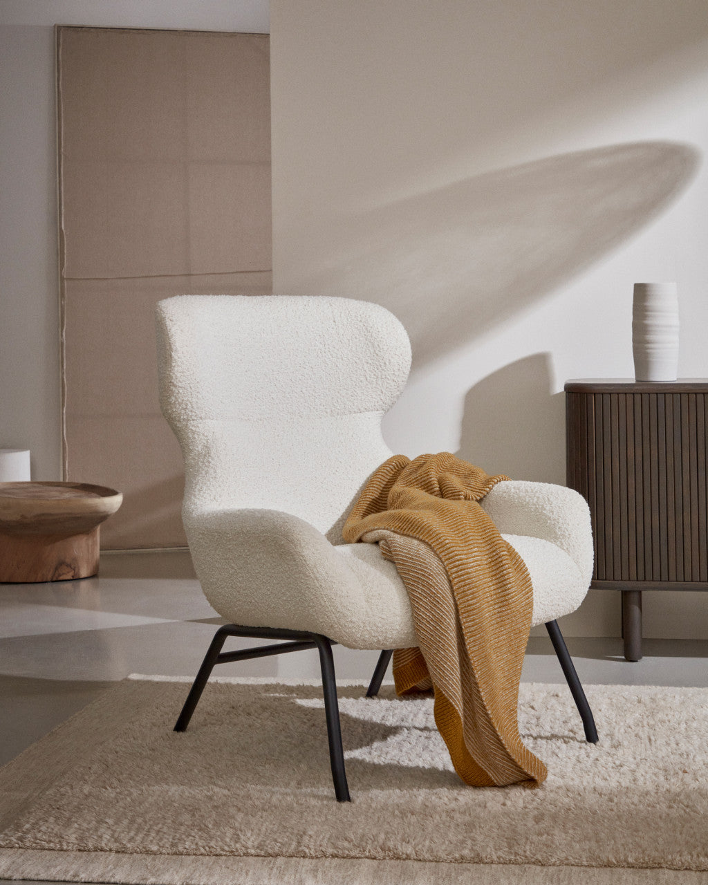 Fotoliu alb din textil Belina Shearling Kave Home