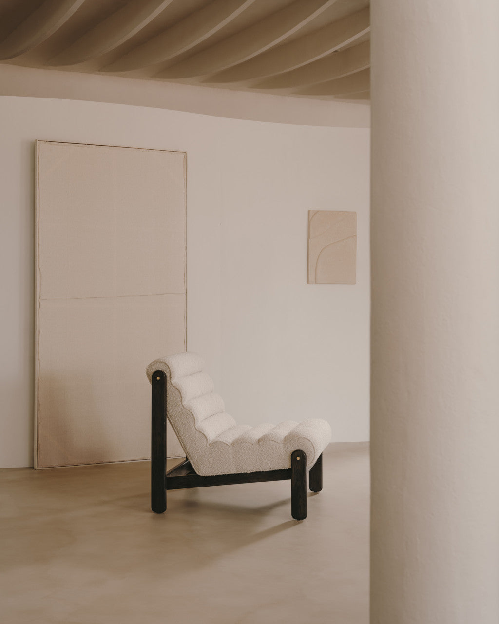 Fotoliu alb din textil Magira Shearling Kave Home