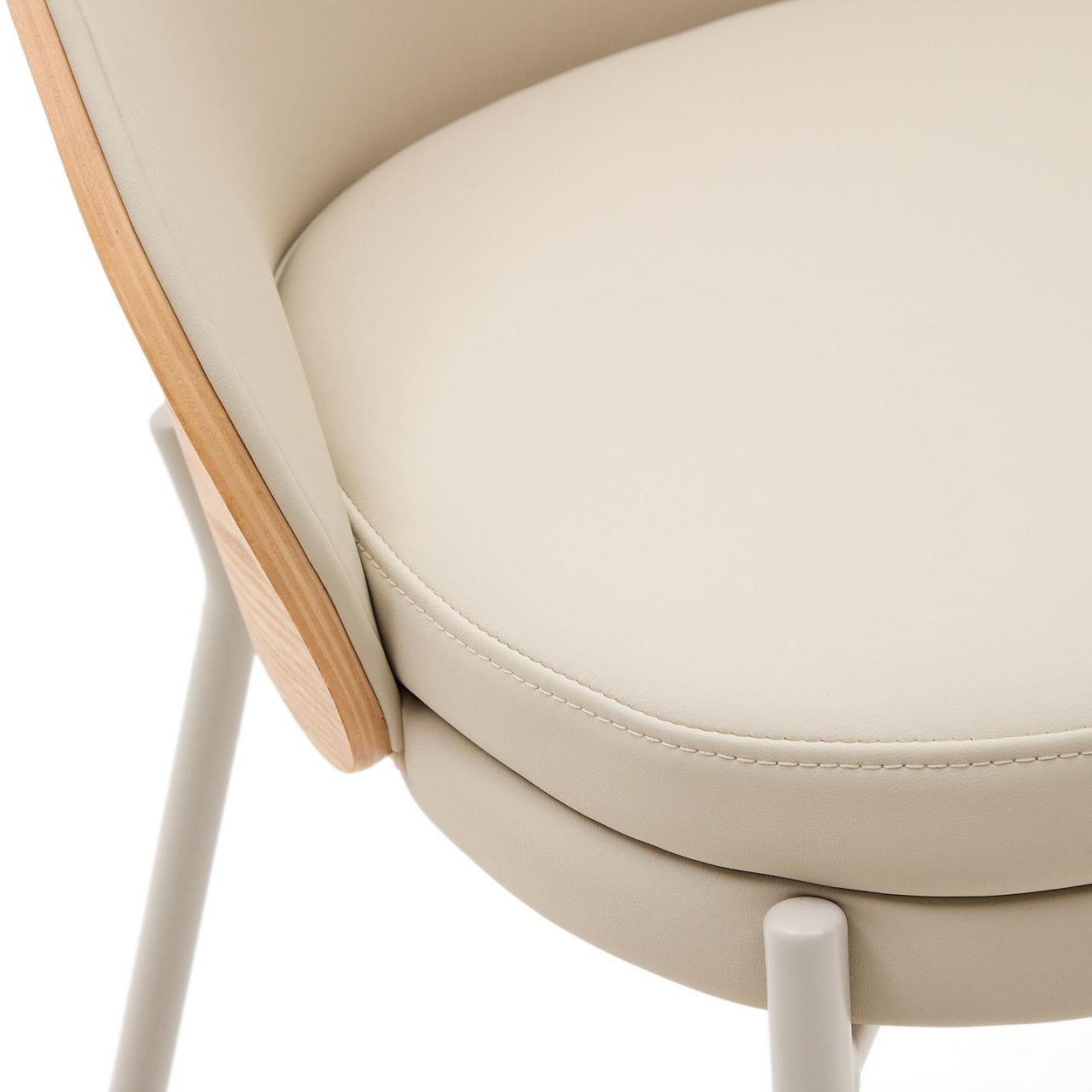 Fotoliu bej din piele ecologica Eamy Small Kave Home