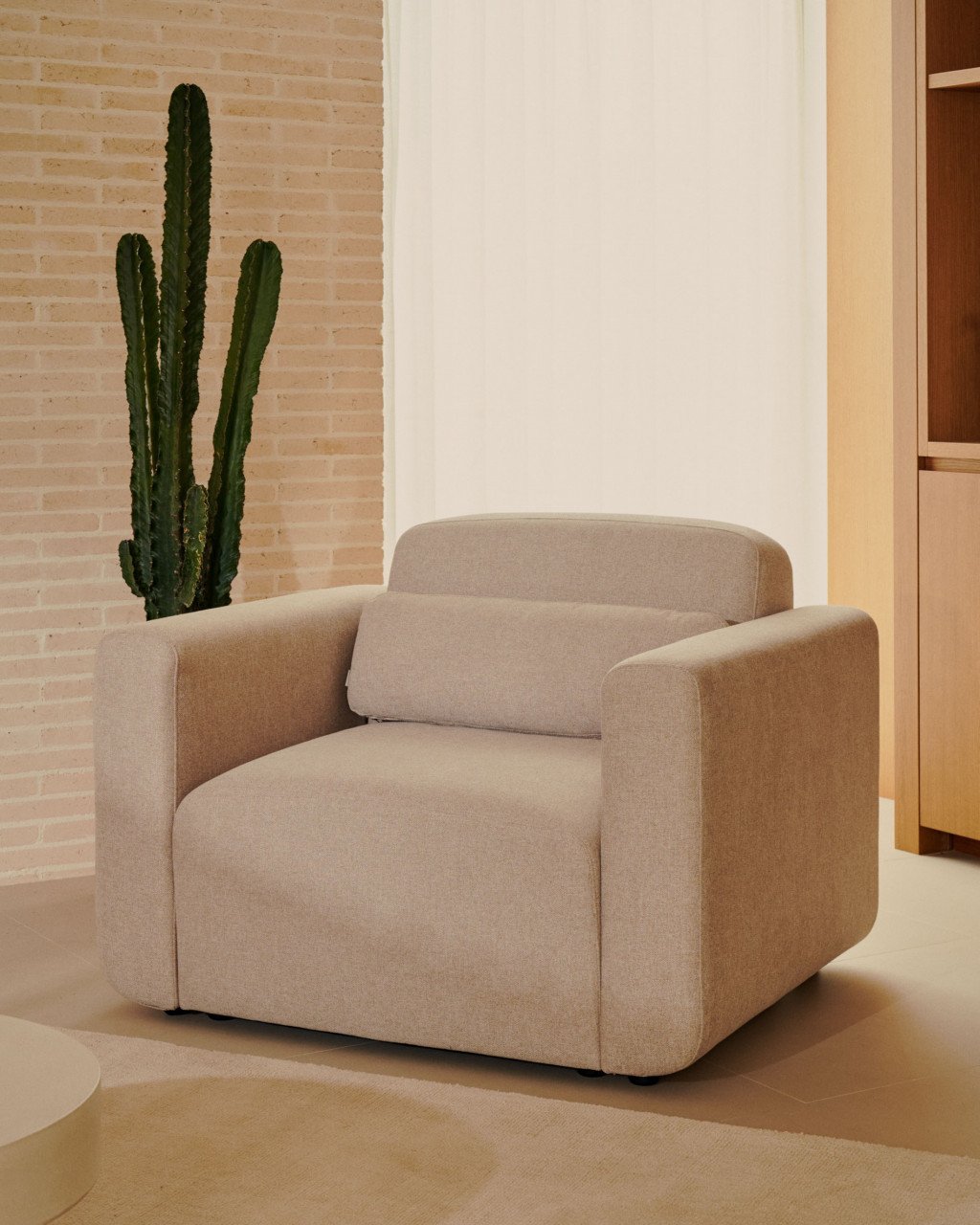 Fotoliu bej din textil Neom Kave Home