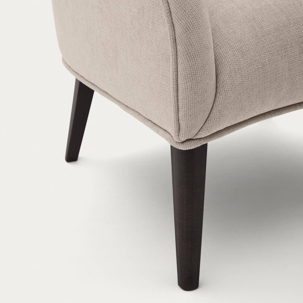 Fotoliu bej/maro wenge din textil Bobly Kave Home