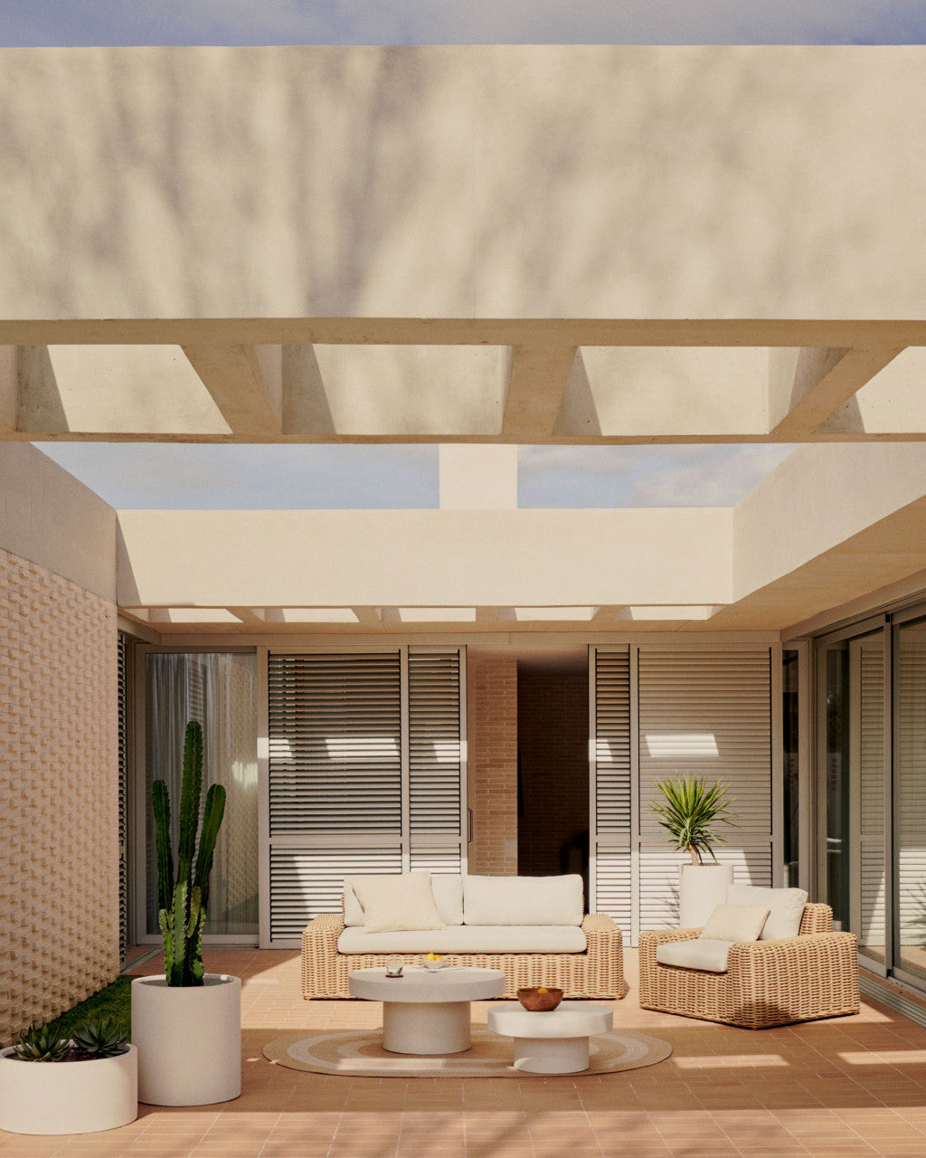 Fotoliu exterior alb/bej din textil Portlligat Kave Home