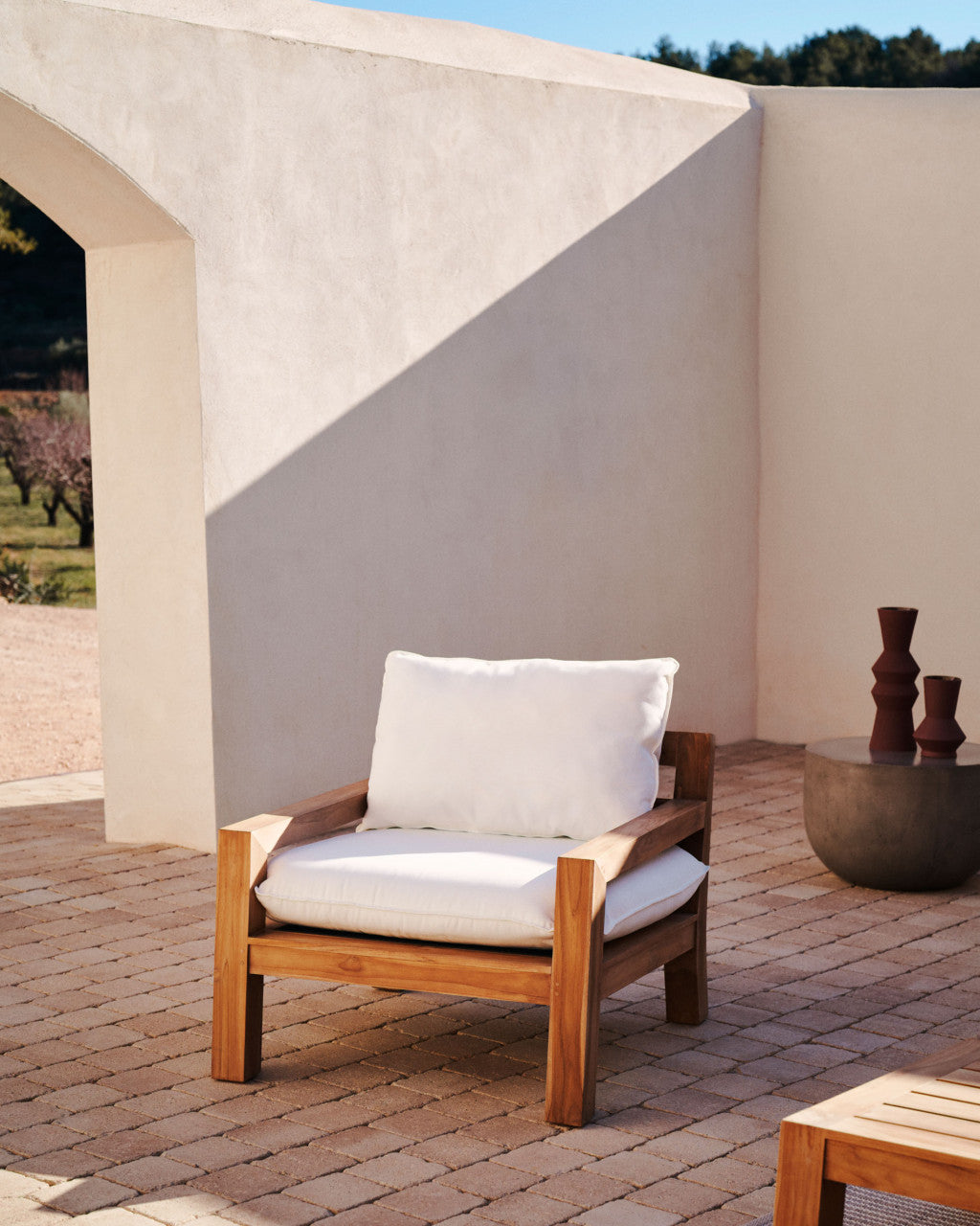 Fotoliu exterior alb/maro din textil Forcanera Kave Home