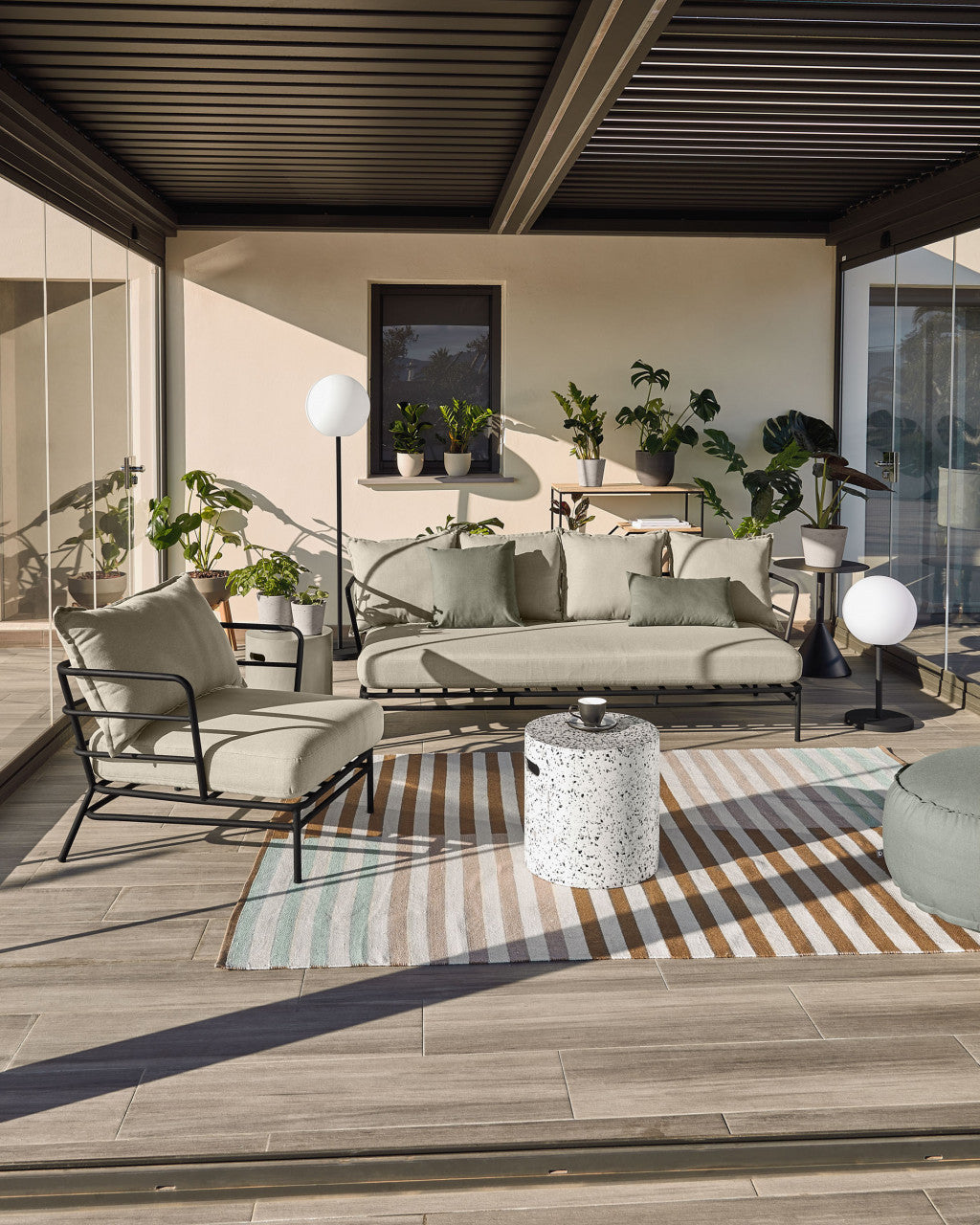 Fotoliu exterior crem/negru din textil Mareluz Kave Home