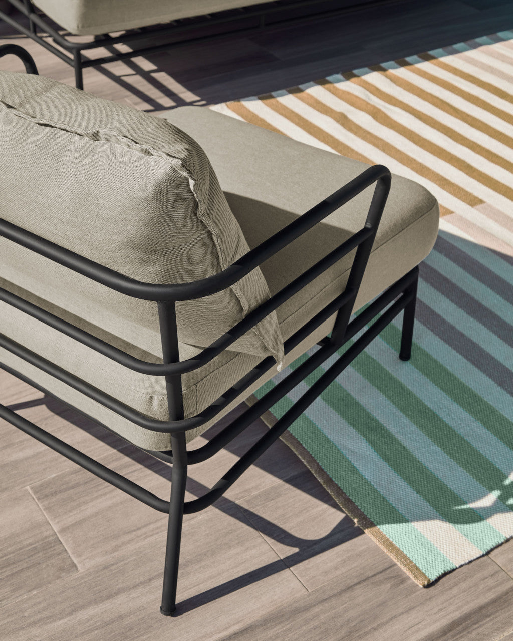 Fotoliu exterior crem/negru din textil Mareluz Kave Home