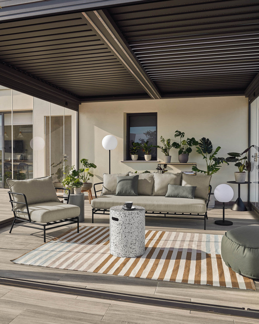 Fotoliu exterior crem/negru din textil Mareluz Kave Home