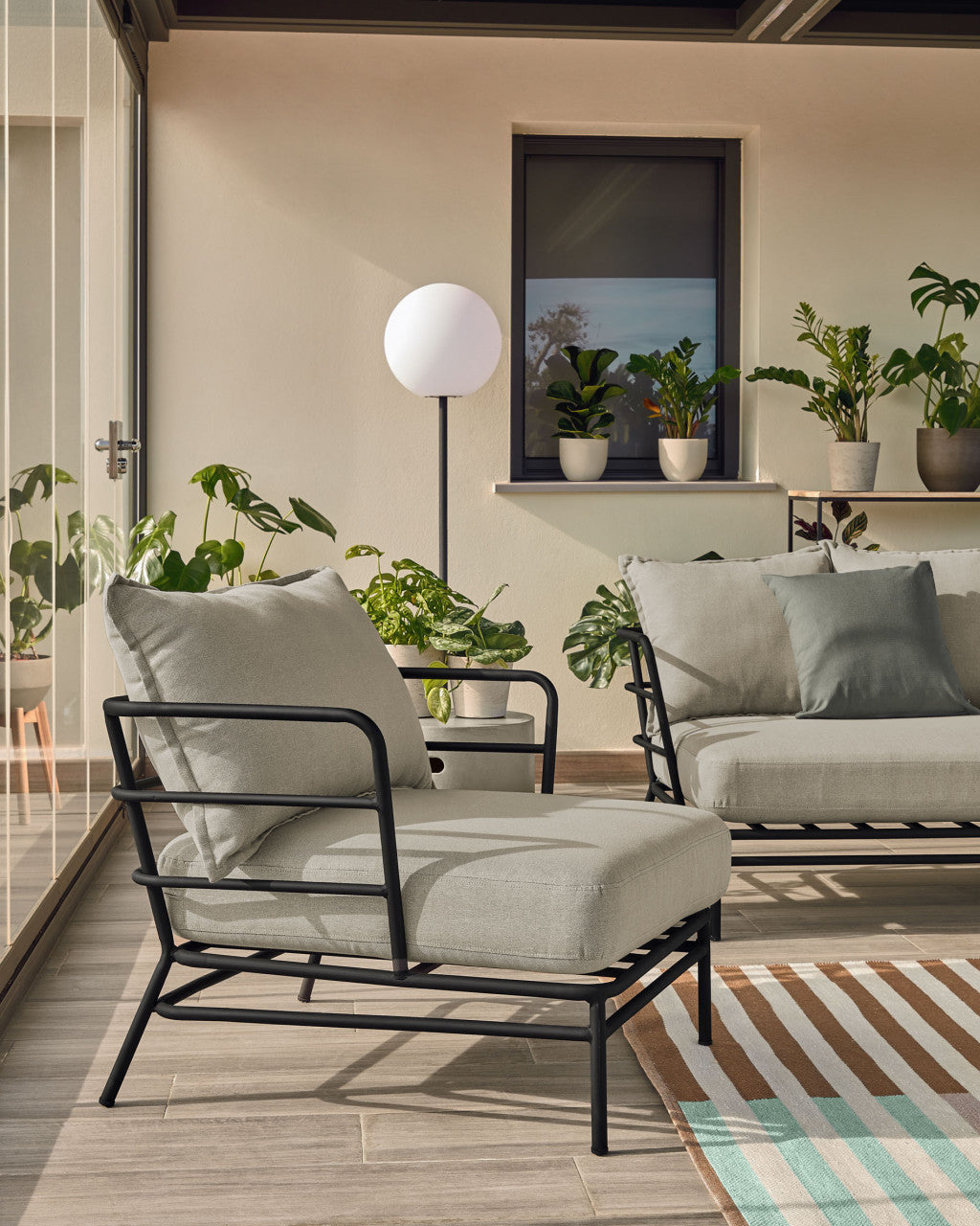 Fotoliu exterior crem/negru din textil Mareluz Kave Home
