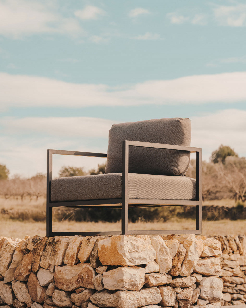 Fotoliu exterior gri inchis din textil Comova Kave Home