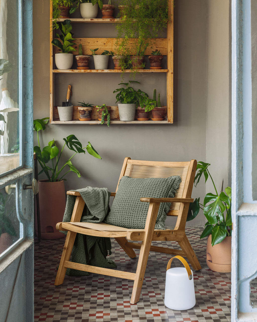 Fotoliu exterior maro din lemn Geralda Kave Home