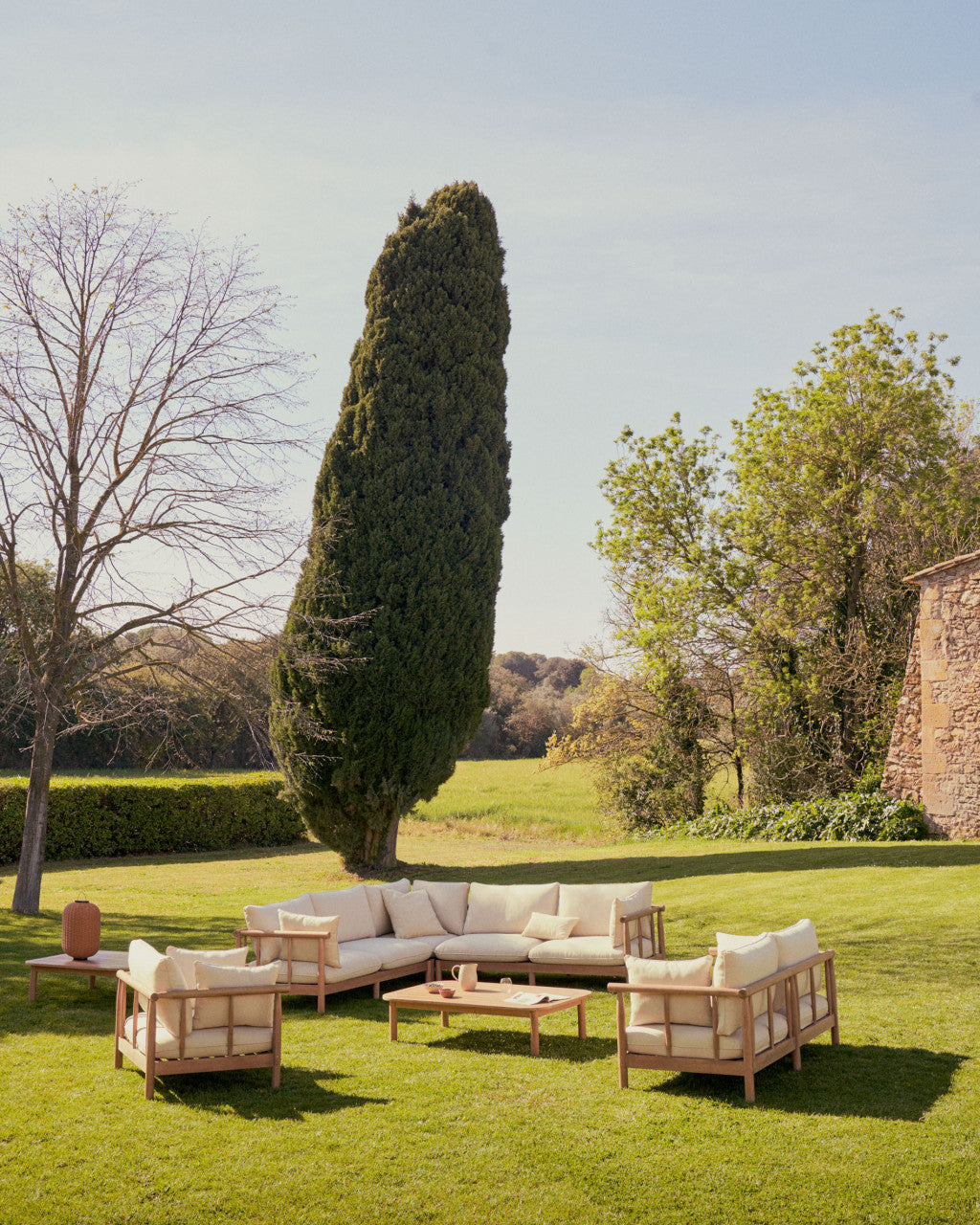 Fotoliu exterior maro din textil Sacova Kave Home