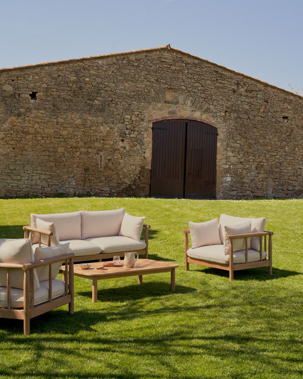 Fotoliu exterior maro din textil Sacova Kave Home